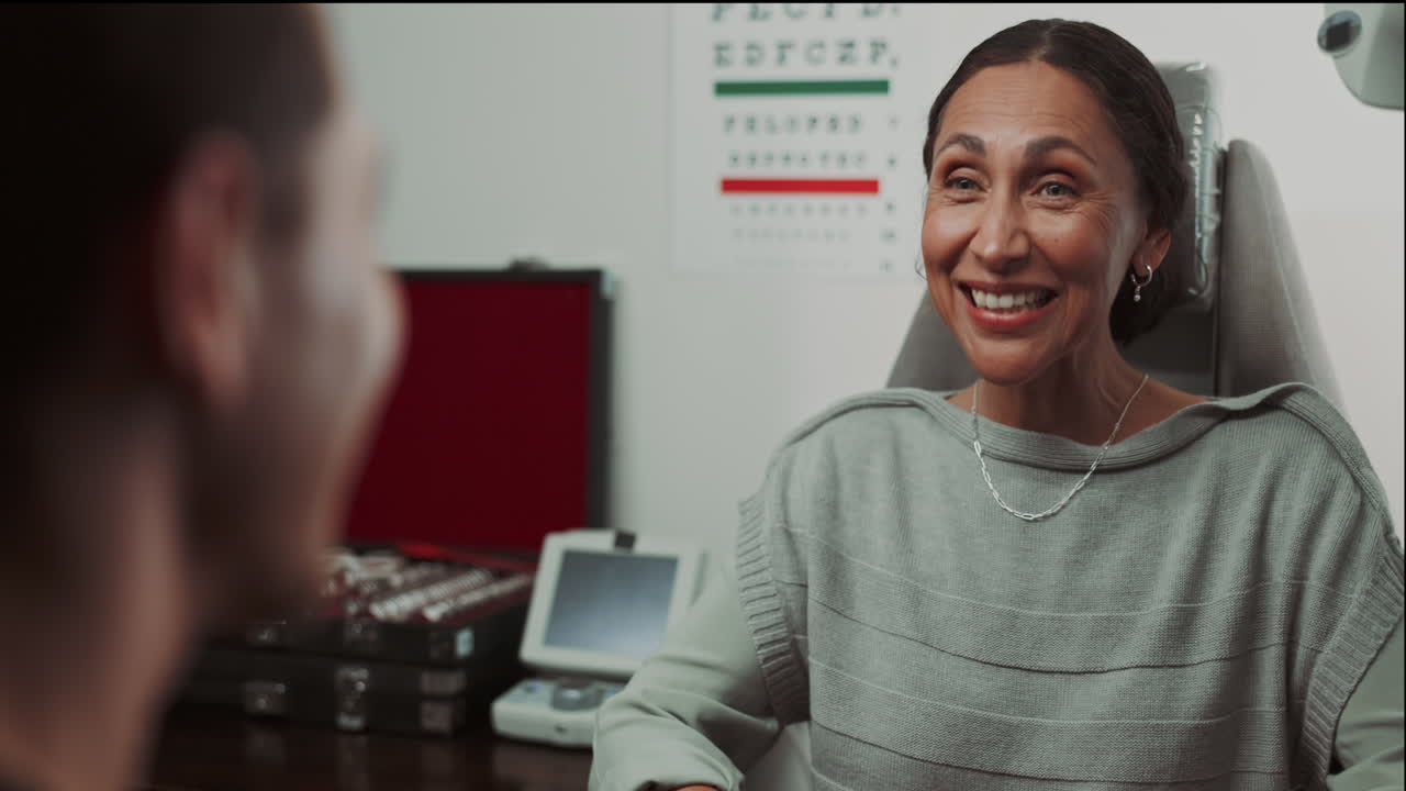 donna che sorride durante un esame oculare con un oculista