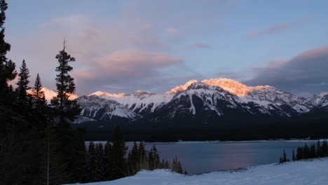 lapso de tiempo de puesta de sol de invierno de las montañas rocosas en canadá