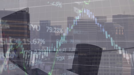 animación del procesamiento de datos financieros y bursátiles sobre el escritorio de la oficina contra edificios altos.
