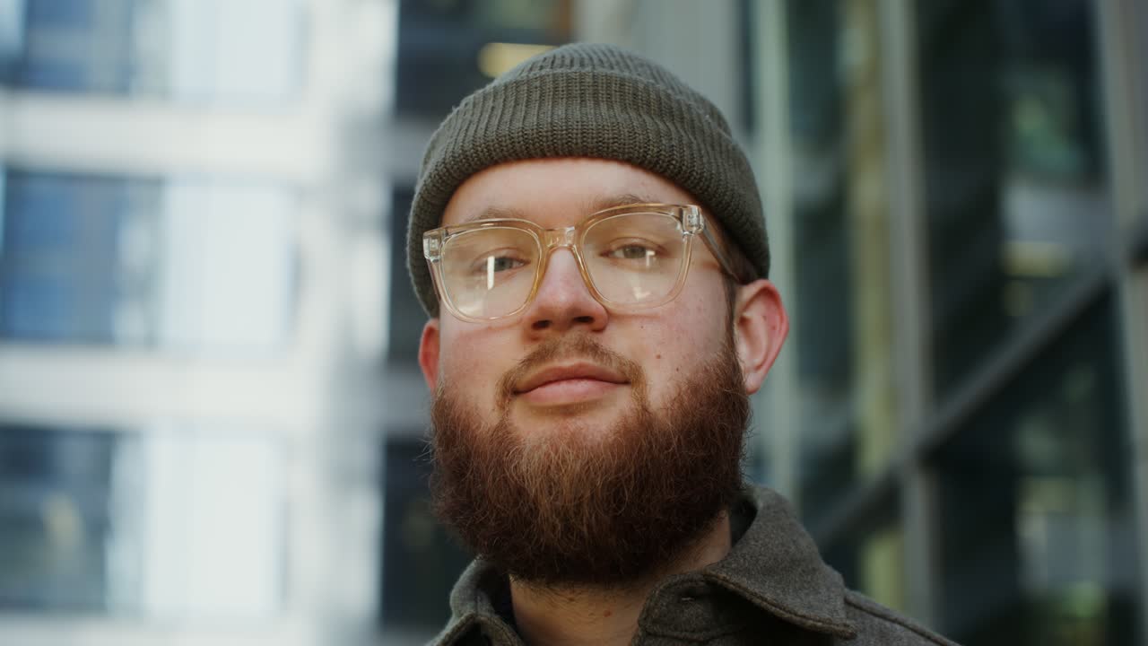 hombre en una ciudad