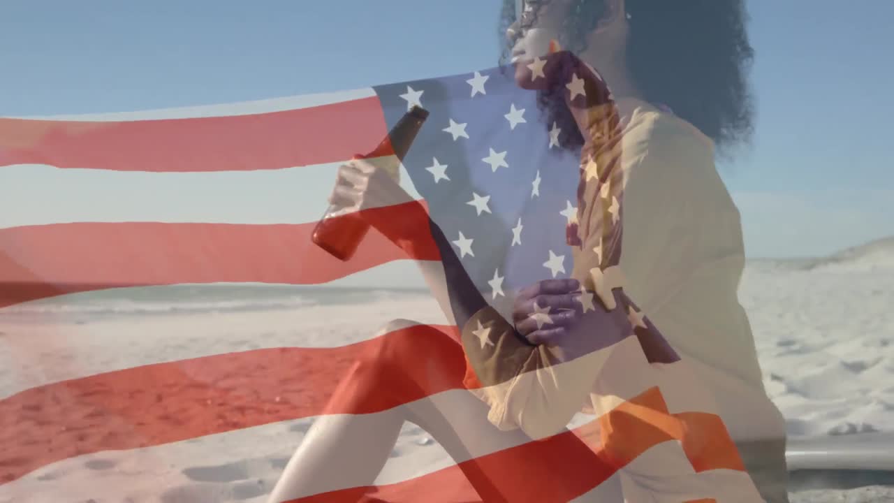 animación de la bandera estadounidense ondeando sobre una mujer de raza mixta en la playa en vacaciones de verano