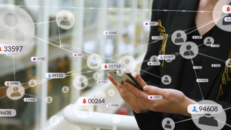 animación de iconos de redes sociales, números y conexiones sobre mujeres caucásicas que usan teléfonos inteligentes