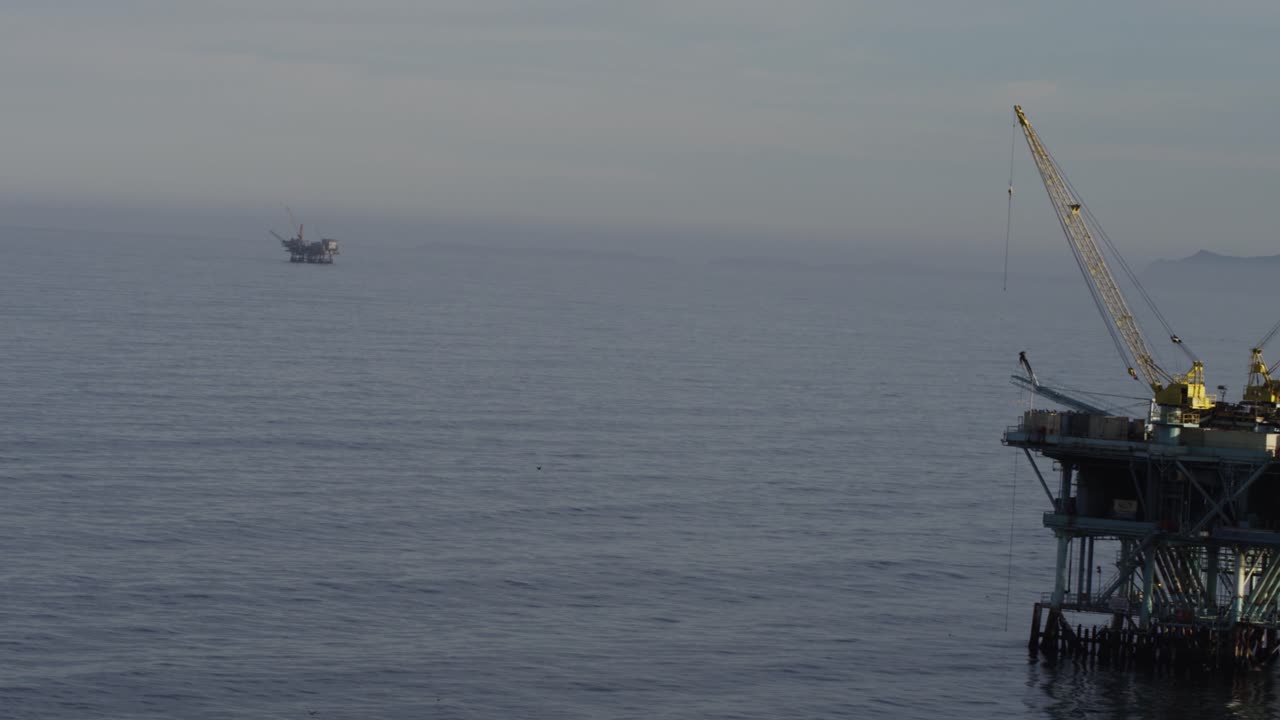 santa barbara channel california 2의 오일 데릭과 플랫폼을 통해 아름다운 공중 촬영