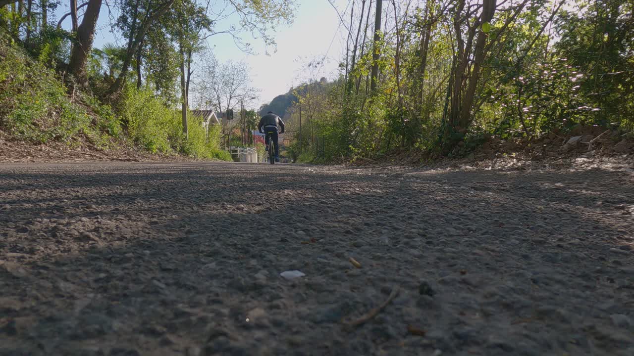 빠르게 달리는 전문 스포츠맨 바이커의 뒷모습과 지상층