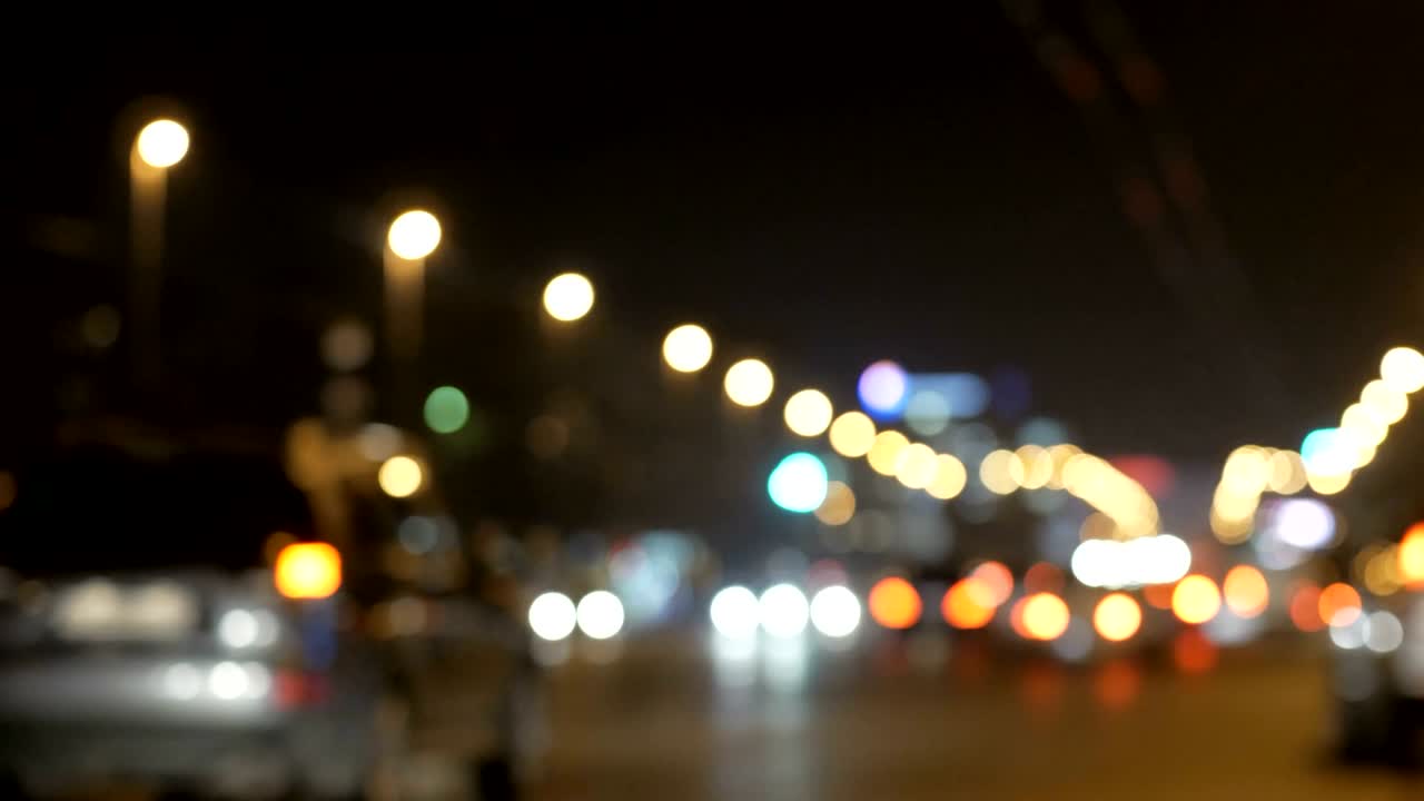 luces desenfocadas calle de los ángeles resumen. fondo borroso de la ciudad. círculos de bokeh en movimiento del tráfico nocturno.