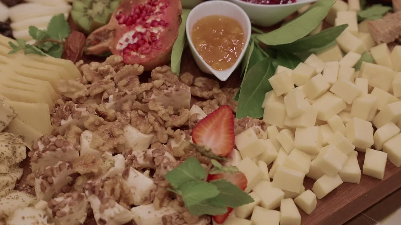 다양한 치즈, 호두, 딸기, 포도, 꿀이 있는 고급 치즈 보드