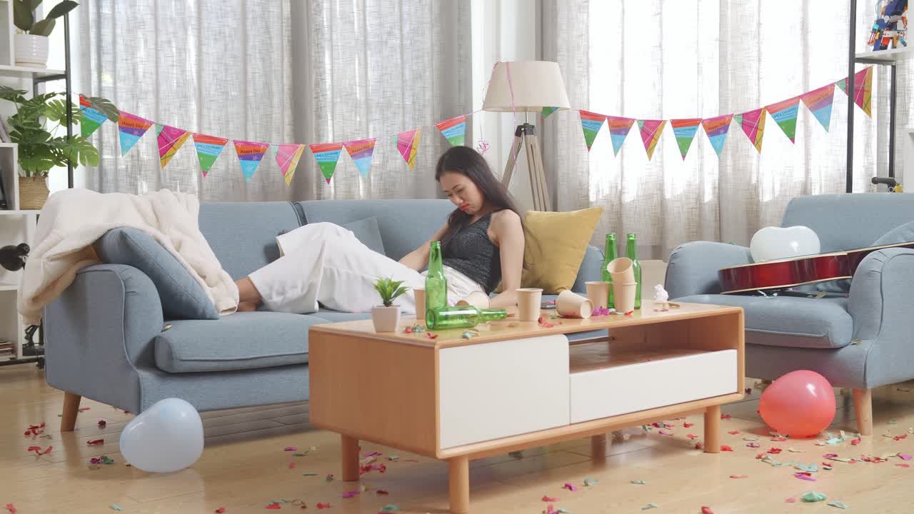 파티 후 슬픈 여자