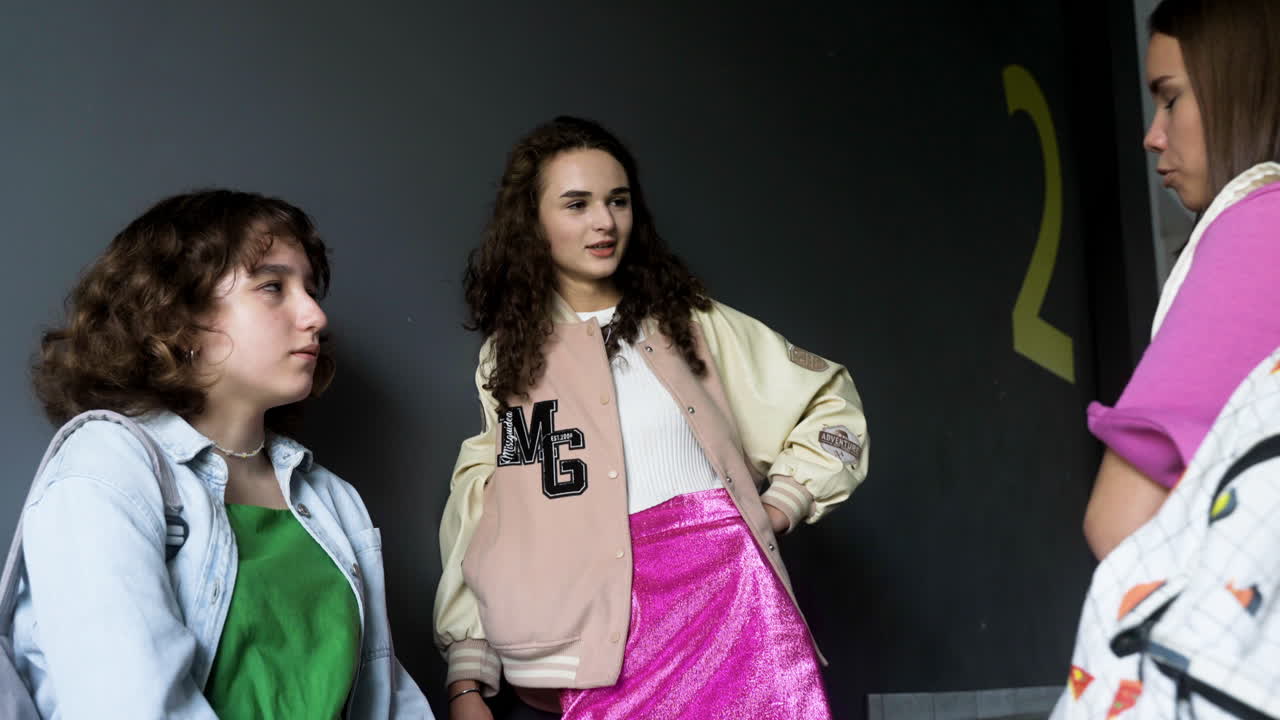 실내에서 얘기하는 소녀들