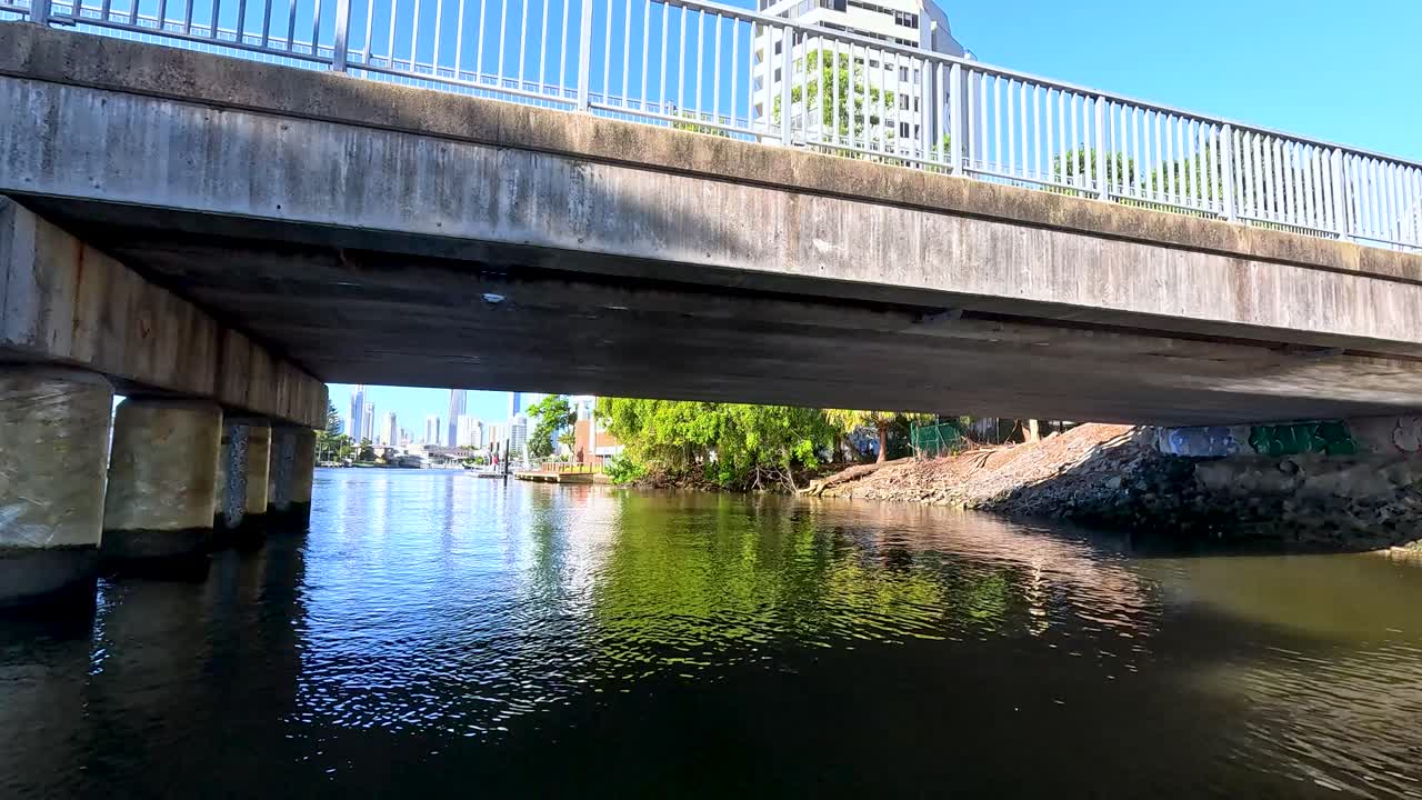 보트 는 은 날 에 다리 아래 로 이동 한다