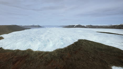 vista aérea de un glaciar en una cordillera
