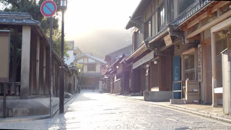 Schöne-Frühe-Morgens-Einer-Alten-Stadt-In-Kyoto,-Japan-Zeitlupe-4k