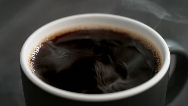 gotas de café haciendo la corona de salpicaduras en una taza de café de prensa francesa - cámara lenta y macro