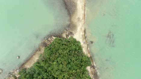 bahía de hong kong, con una franja de arena que conecta pequeñas islas naturales, vista aérea