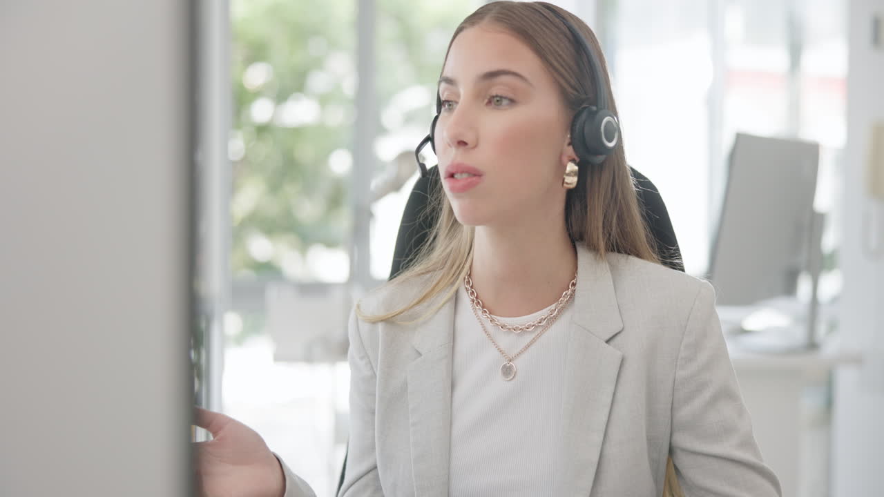 hablar, consejos y una mujer en un centro de llamadas