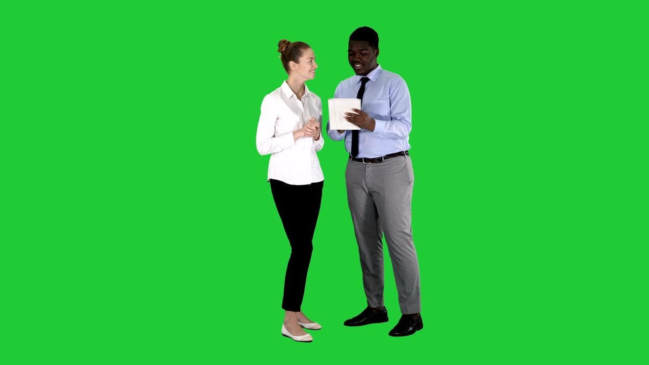 Moderni professionisti che lavorano su un tablet su uno schermo verde, Chroma Key.