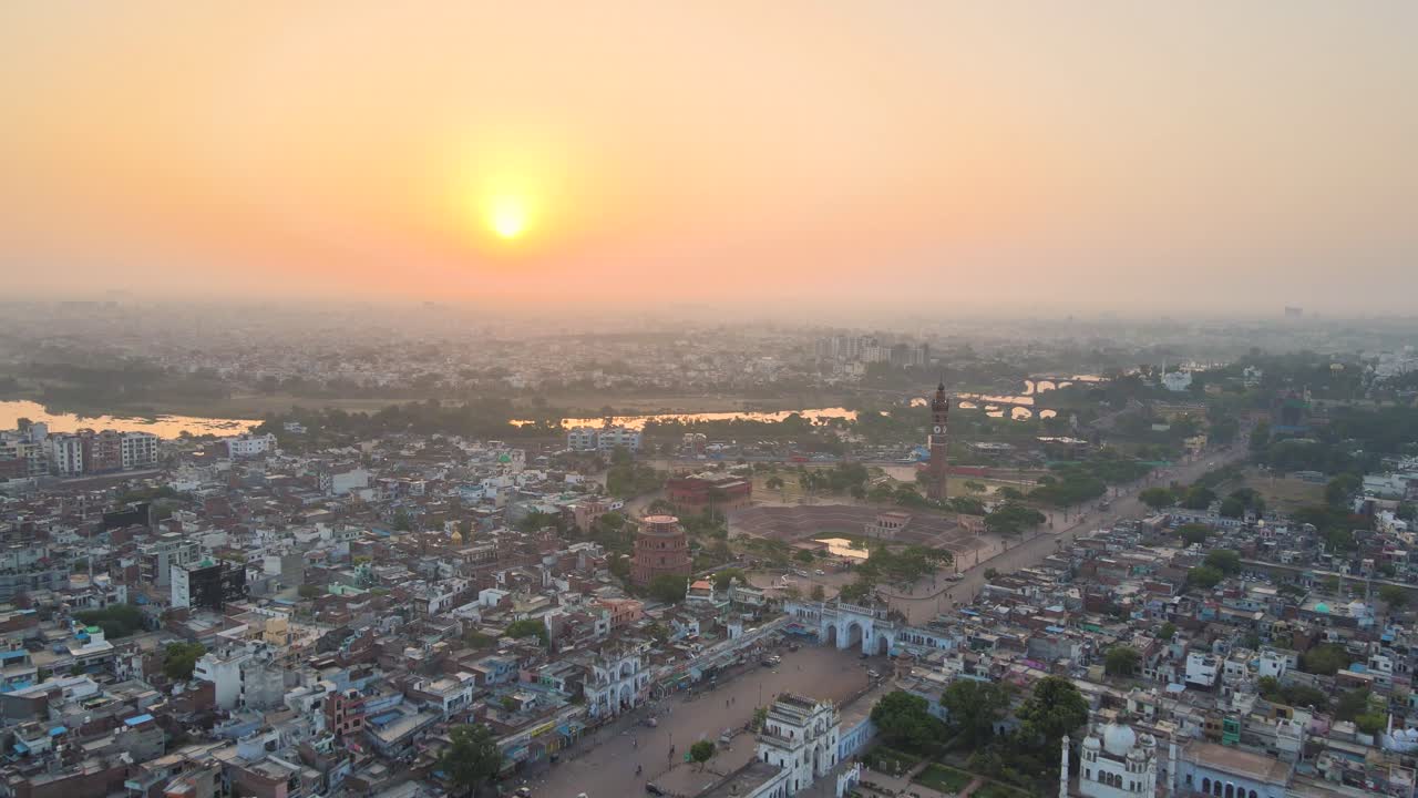 vista aérea de la ciudad de lucknow con jama masjid y chota imambada, mostrando los hitos históricos.