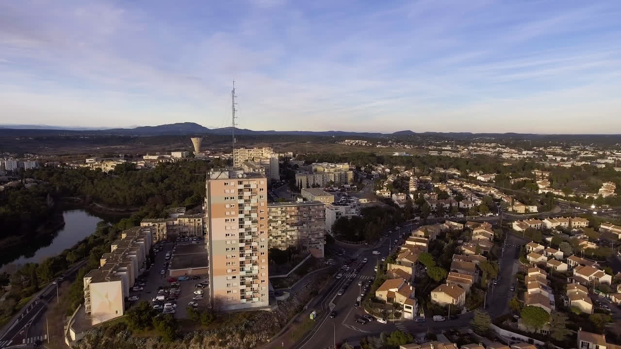 volando alrededor de edificios residenciales y casas en montpellier hauts de massane