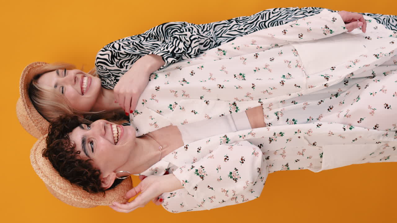 dos mujeres riendo en la moda del verano