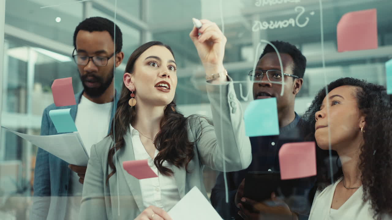 personas, escritos y notas en la pared de vidrio