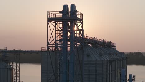 Die-Sonne-Geht-Hinter-Einer-Reismühle-In-Arkansas-Am-Arkansas-River-Auf