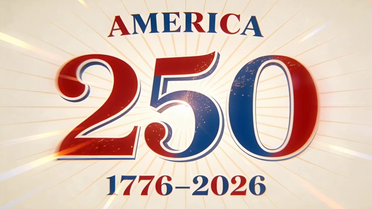 Animazione del titolo "AMERICA 250" centrato su uno sfondo color crema con un fascio di luce che si muove, rivelando "1776-2026".