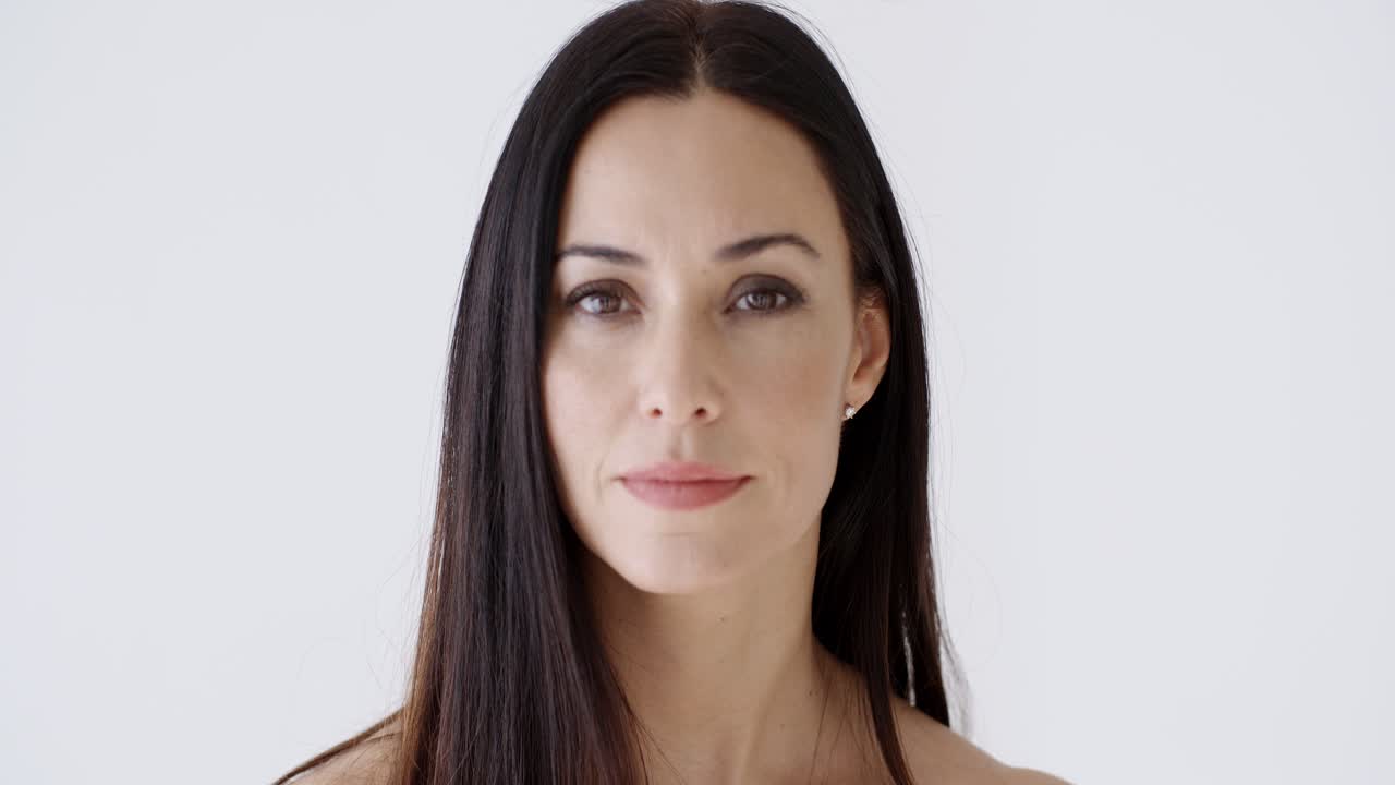 retrato de belleza de una atractiva joven morena