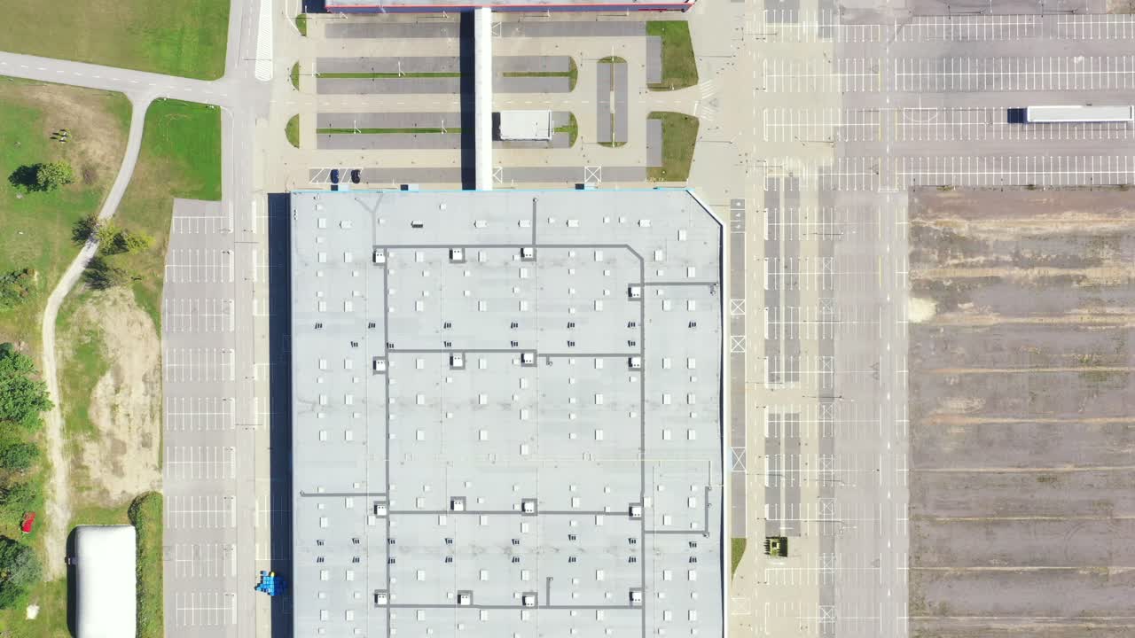 un gran centro comercial y estacionamiento cerca de él