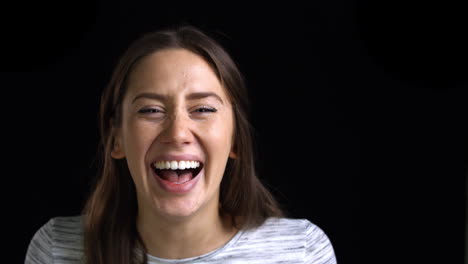 acercamiento de una joven atractiva sonriendo a la cámara