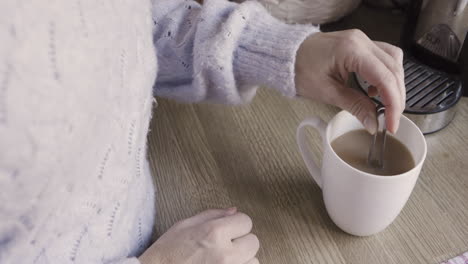 revolviendo una taza de café