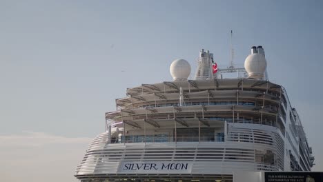 un primer plano del crucero de la luna plateada