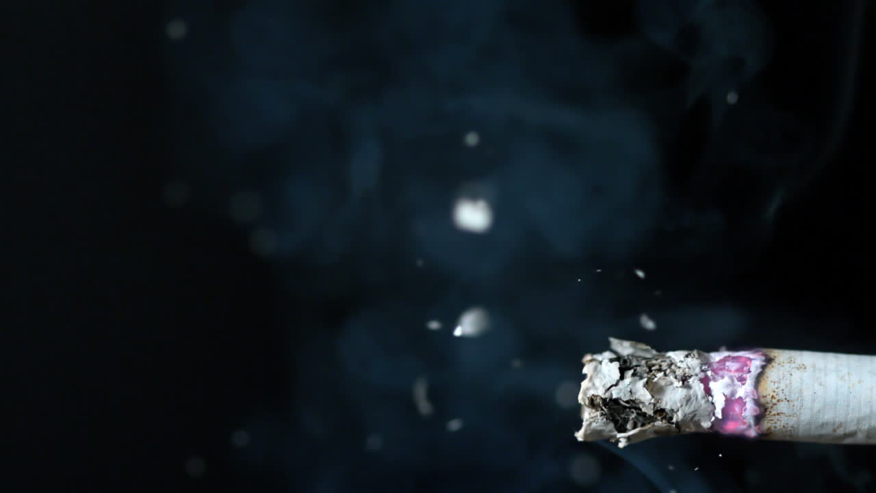 담배 꺼기 에서 날아오는 재