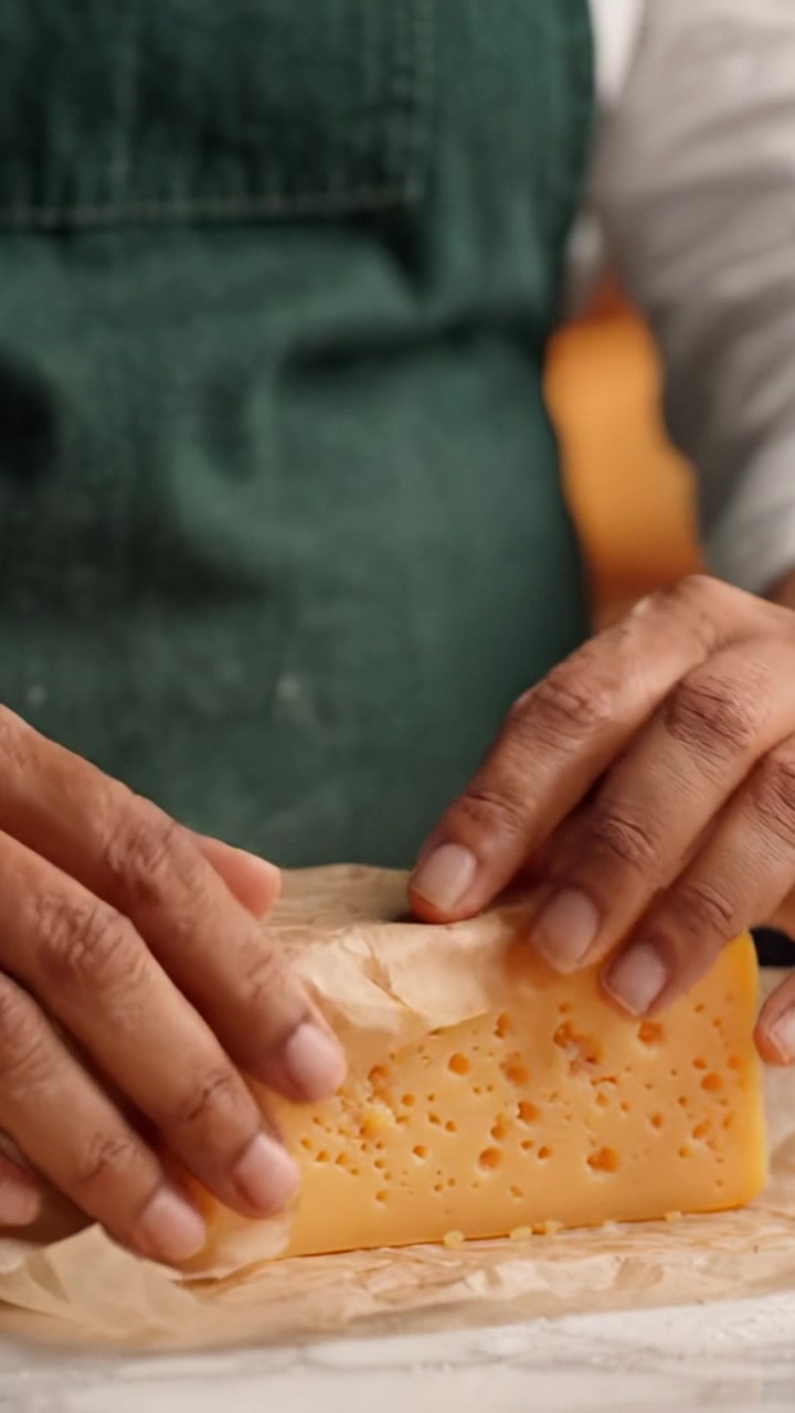 Svelare un delizioso blocco di formaggio: una guida passo-passo per gustare il Cheddar artigianale e la gioia di cucinare con ingredienti di qualità