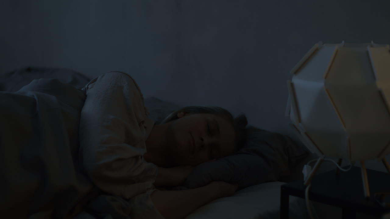 mujer durmiendo en la cama por la noche