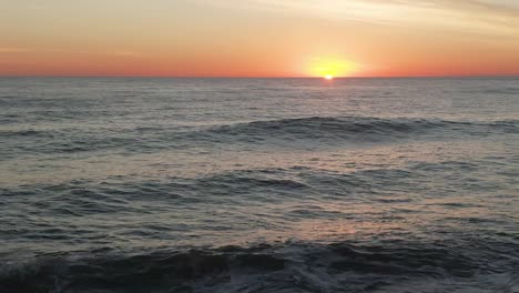qld amanecer sobre el océano - drone