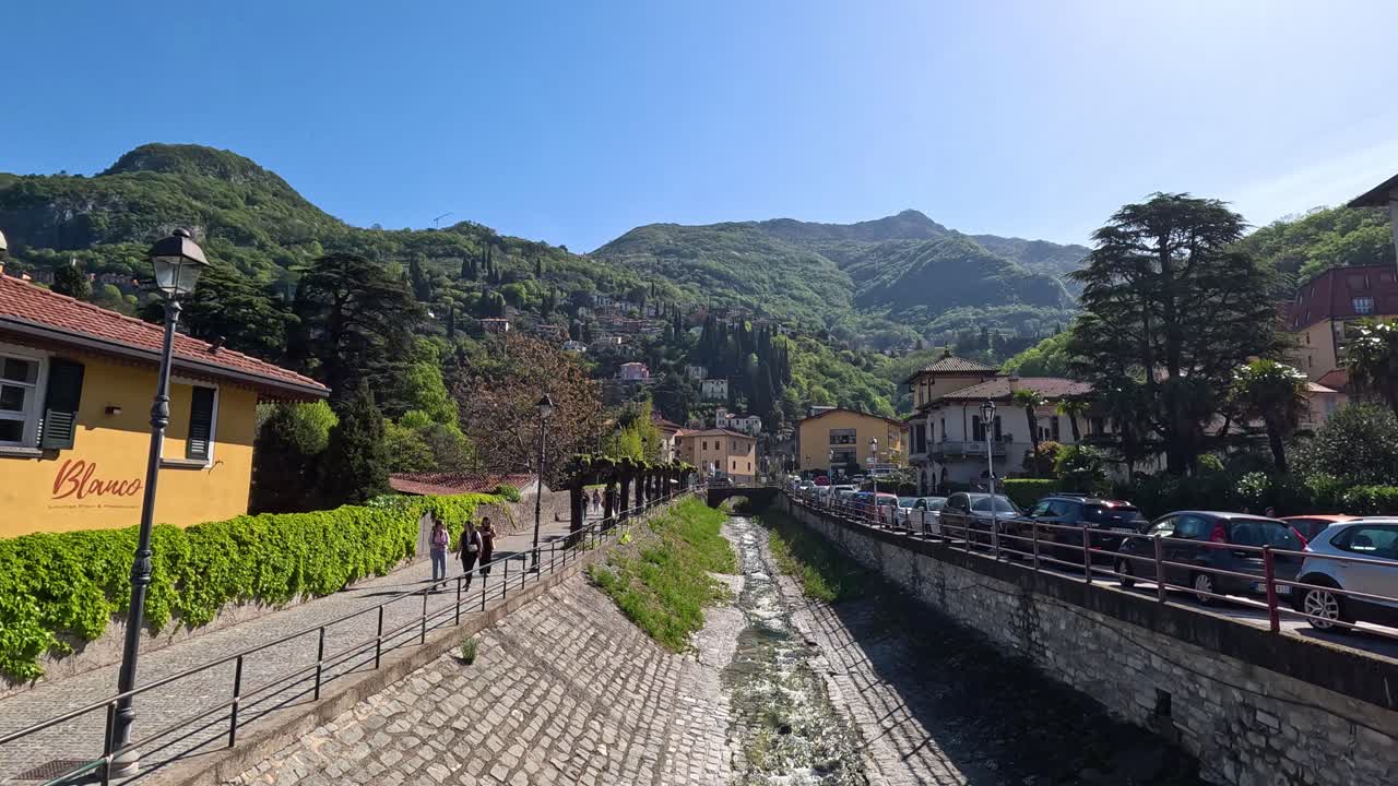 personas caminando por un pintoresco camino de adoquines