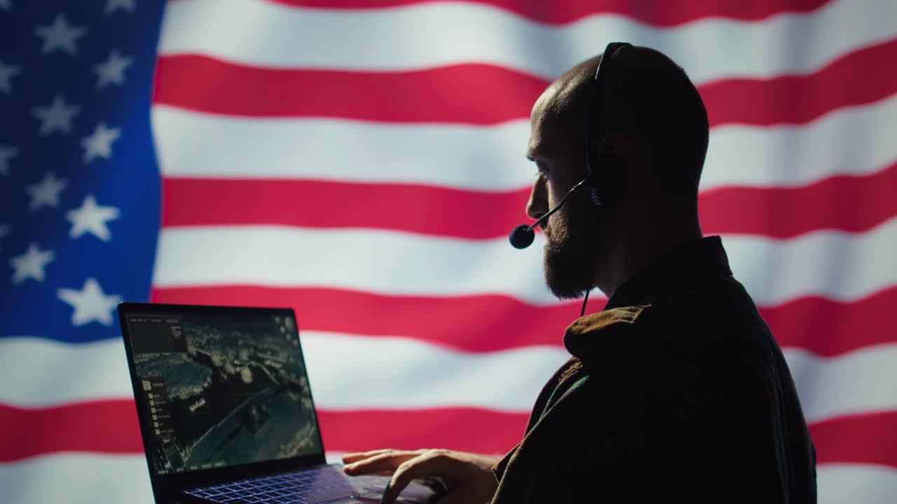 dispatcher de la fuerza aérea de los estados unidos mirando la transmisión de vigilancia, bandera de los estados