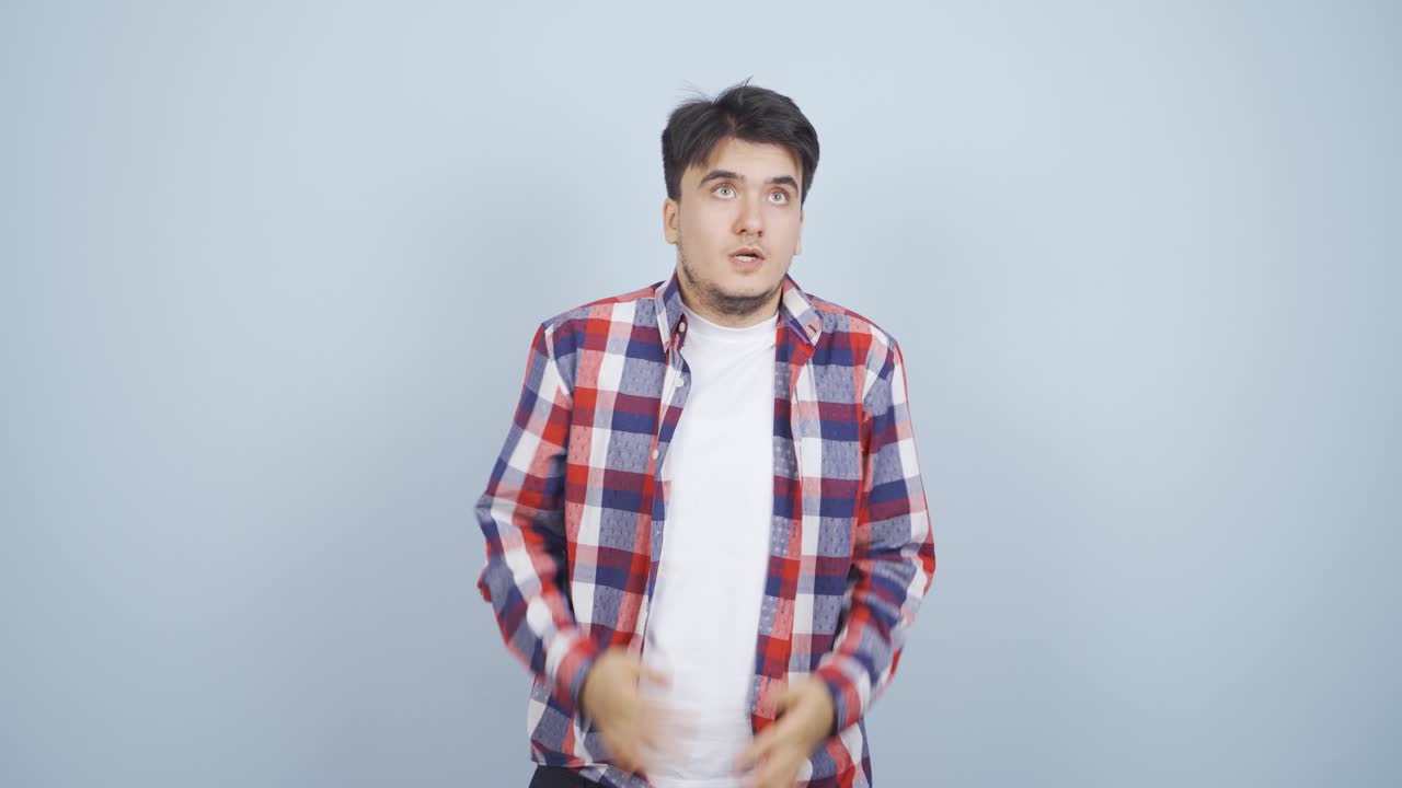 el hombre está en pánico.