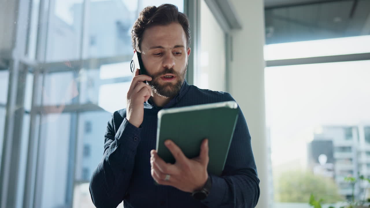 Hombre en una llamada telefónica con una tablet en la oficina