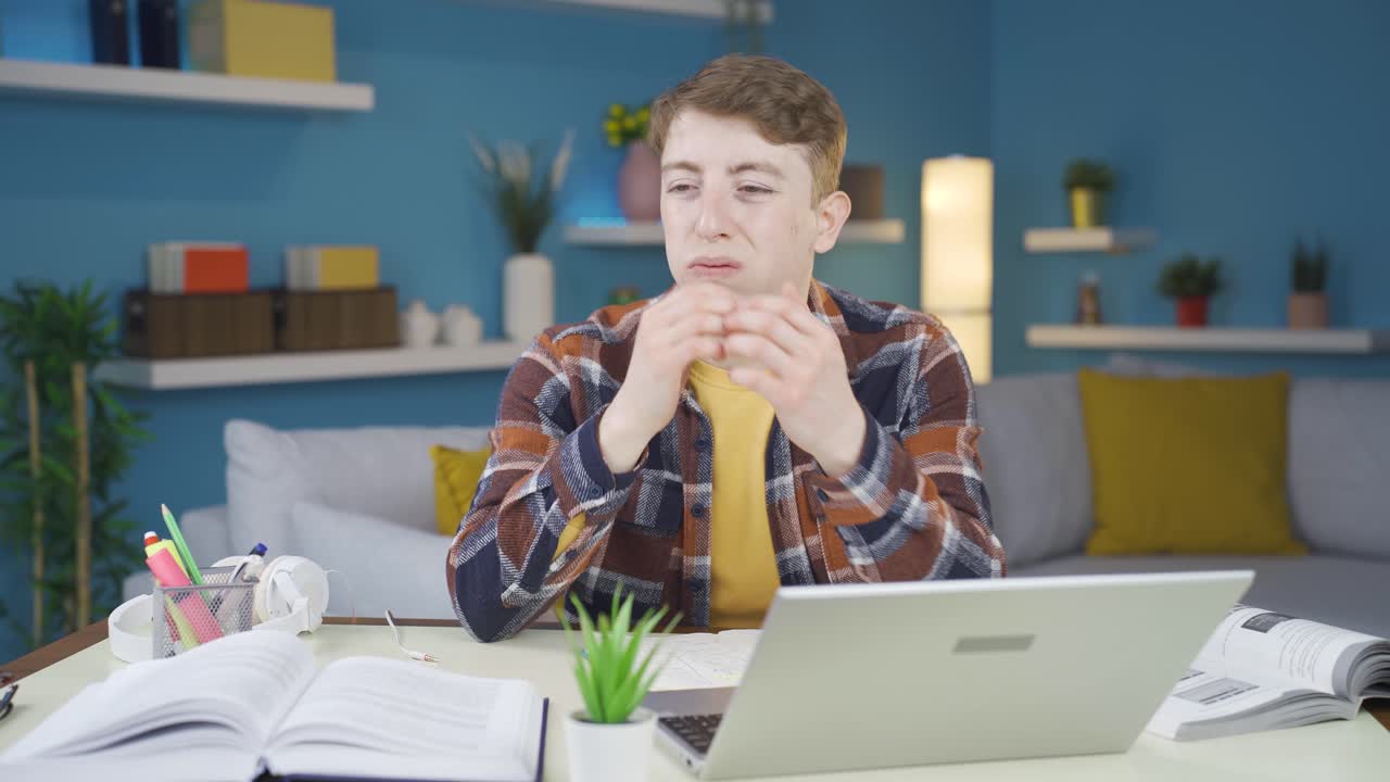 un estudiante fracasado que está enojado consigo mismo, estresado y tenso.