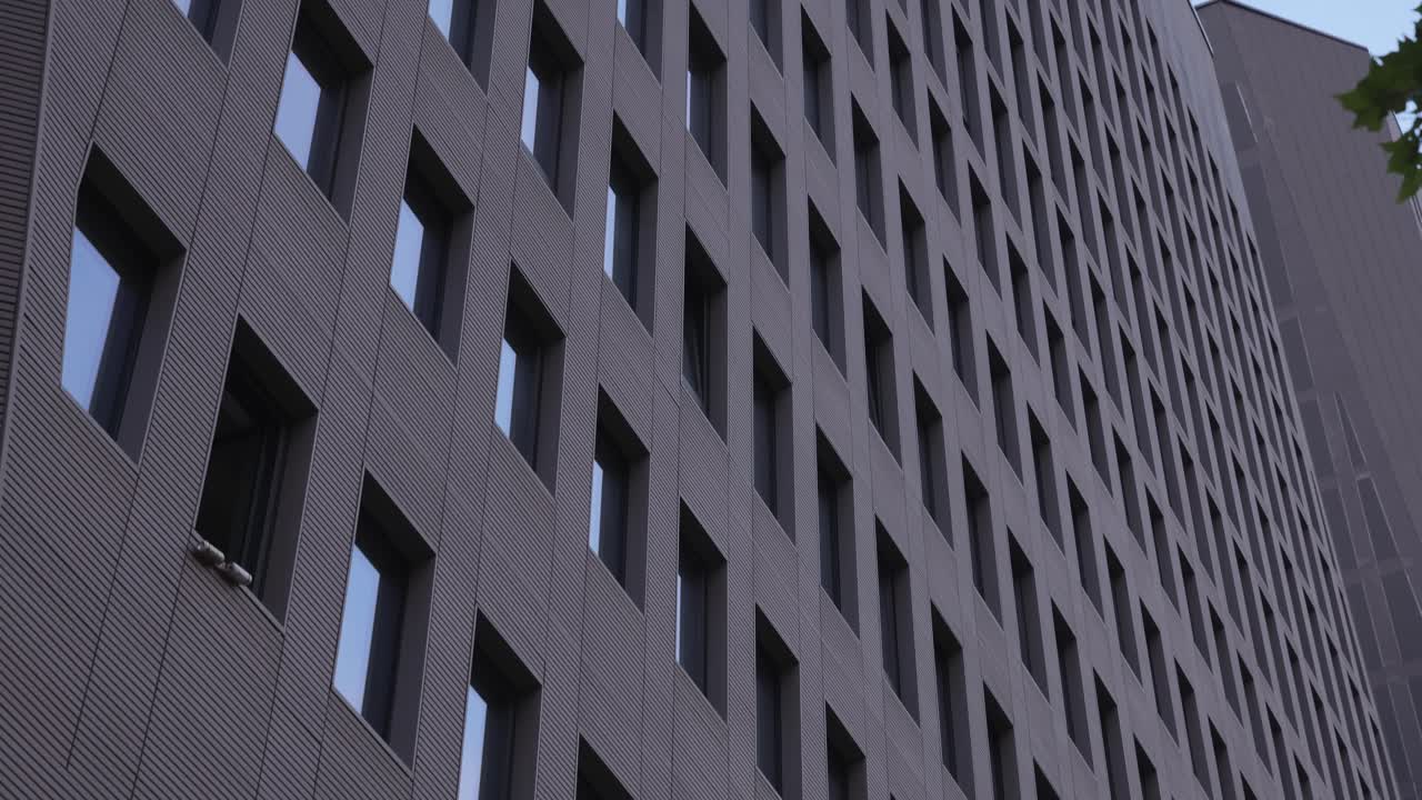 una vista de cerca de un edificio de oficinas moderno con un patrón de ventana en forma de cuadrícula