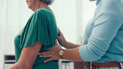 las manos de la mujer, dolor de espalda o fisioterapia