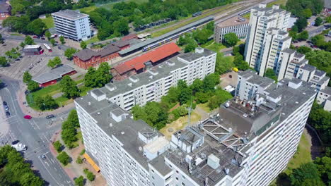 Vista-Aérea-De-Los-Edificios-Y-El-Patio-Durante-El-Día-En-Bremen,-Alemania---Disparo-De-Drones