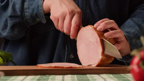 slicing ham