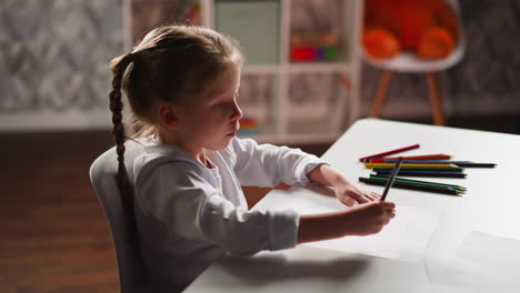 Mädchen-Zeichnet-Illustrationen-Auf-Papier-Und-Sitzt-Im-Kinderzimmer