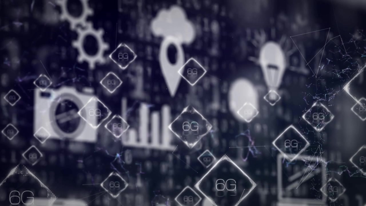 Animazione di icone tecnologiche su codice binario e sfondo nero.