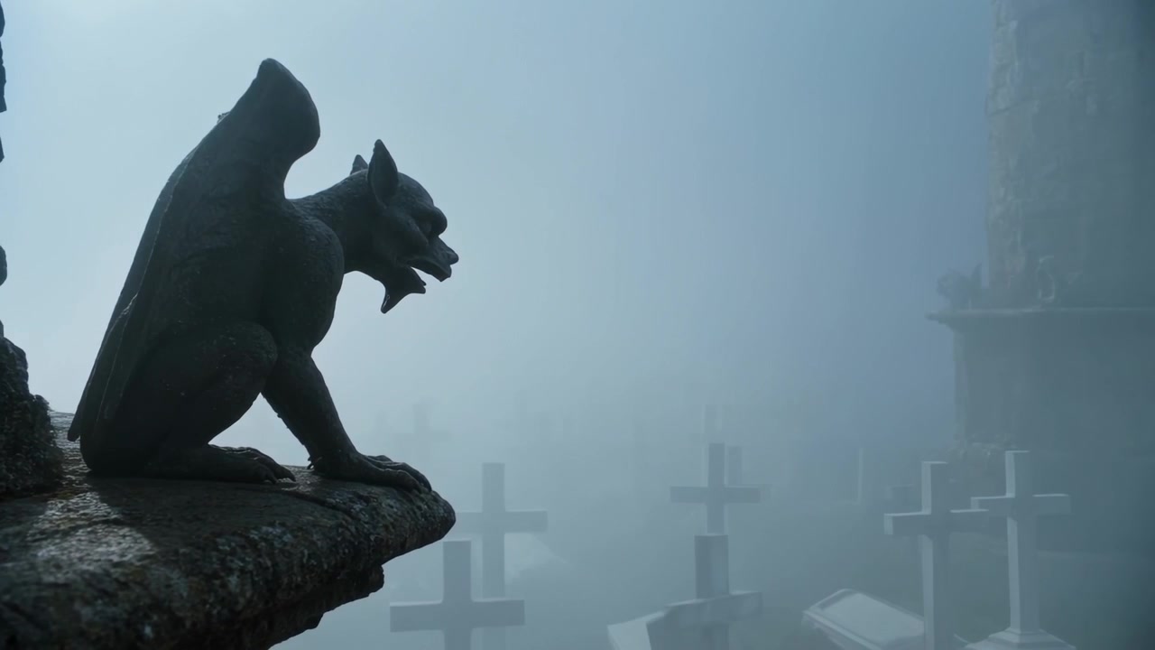 Telecamera in panoramica che mostra un gargoyle su un parapetto mentre rivela un cimitero nebbioso con croci, spazio per il testo