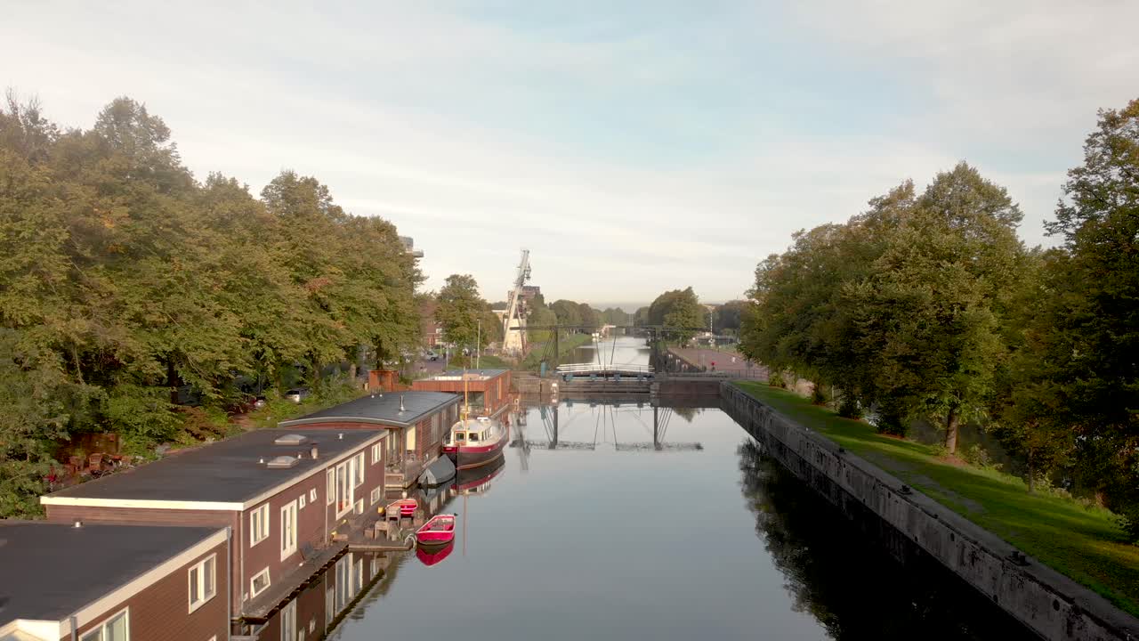 antigua zona industrial y canal de transporte en la ciudad de utrecht ahora reformada en un barrio verde con casas flotantes, áreas recreativas y carril bici