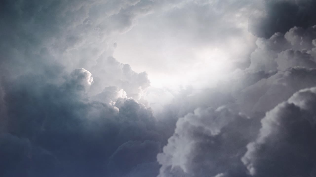 vista del relámpago en las nubes oscuras