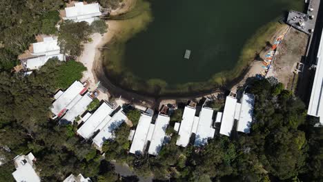 couran cove en el sur de la isla de stradbroke, un suburbio de la costa dorada de queensland, australia