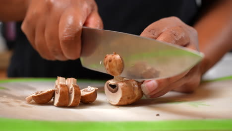 Schneiden-Von-Rohen-Shiitake-Pilzen-Mit-Einem-Kochmesser-Auf-Einem-Schneidebrett---Seitenansicht-In-Zeitlupe-Aus-Nächster-Nähe